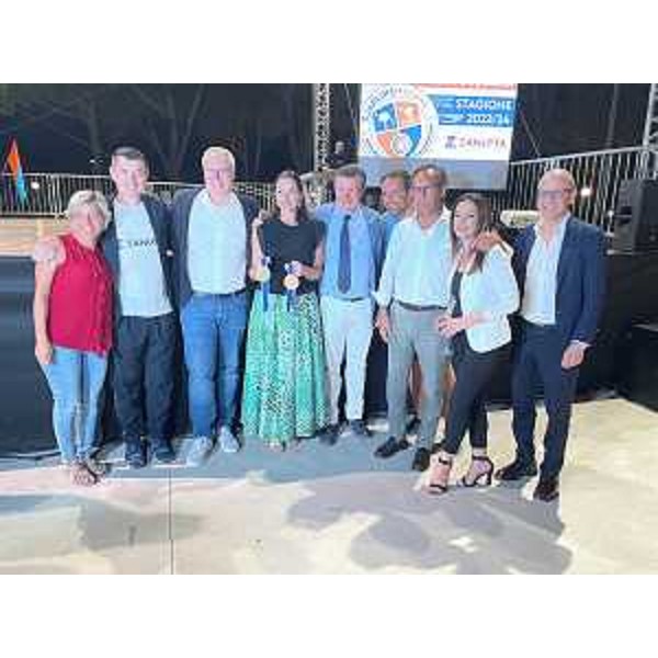 Il presidente del Cr Fvg, Mauro Bordin, insieme alle altre autorità e ai padroni di casa con l'azzurra Mara Navarria - Il presidente del Cr Fvg, Mauro Bordin, insieme alle altre autorità e ai padroni di casa con l'azzurra Mara Navarria