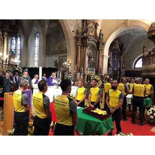 Un momento della messa celebrata nella chiesa dei Santi Pietro e Paolo a Tarvisio - Un momento della messa celebrata nella chiesa dei Santi Pietro e Paolo a Tarvisio