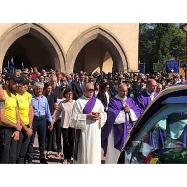 Le bare lasciano la chiesa di Tarvisio - Le bare lasciano la chiesa di Tarvisio