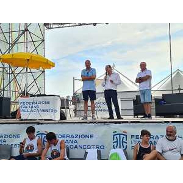 Il vicegovernatore Mario Anzil alle finali nazionali under del 3x3 di Lignano Sabbiadoro - Il vicegovernatore Mario Anzil alle finali nazionali under del 3x3 di Lignano Sabbiadoro