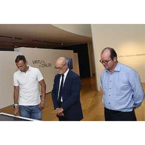 Il governatore Massimiliano Fedriga e il vicegovernatore Mario Anzi in visita nel nuovo spazio espositivo difgitale della Fondazione CariGo a Gorizia - Il governatore Massimiliano Fedriga e il vicegovernatore Mario Anzi in visita nel nuovo spazio espositivo difgitale della Fondazione CariGo a Gorizia