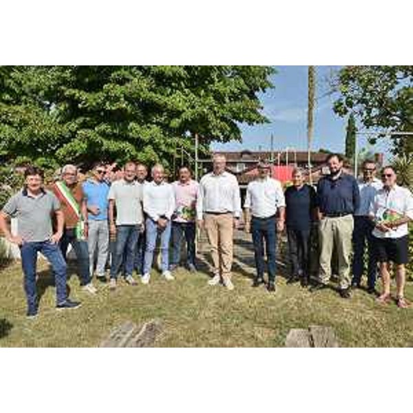 Foto di gruppo allargata alla fine della presentazione - Foto di gruppo allargata alla fine della presentazione