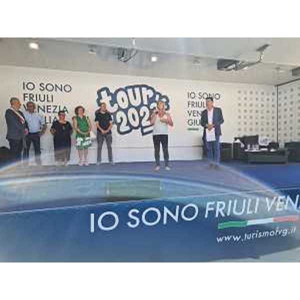 L'assessore regionale alle Infrastrutture e Territorio Cristina Amirante durante il suo intervento all'inaugurazione della manifestazione Coltello in Festa - L'assessore regionale alle Infrastrutture e Territorio Cristina Amirante durante il suo intervento all'inaugurazione della manifestazione Coltello in Festa