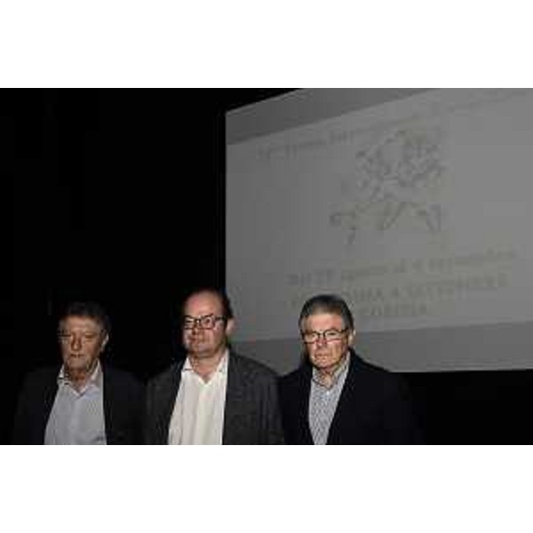 Al centro il vicegovernatore Mario Anzil con i figli di Nereo Rocco - da sinistra Tito e Bruno - sul palco del Teatro comunale di Gradisca d'Isonzo - Al centro il vicegovernatore Mario Anzil con i figli di Nereo Rocco - da sinistra Tito e Bruno - sul palco del Teatro comunale di Gradisca d'Isonzo