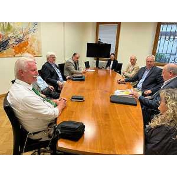 Il presidente del Cr Fvg, Mauro Bordin, insieme al direttivo del sodalizio dei sindaci emeriti del Friuli Venezia Giulia - Il presidente del Cr Fvg, Mauro Bordin, insieme al direttivo del sodalizio dei sindaci emeriti del Friuli Venezia Giulia 