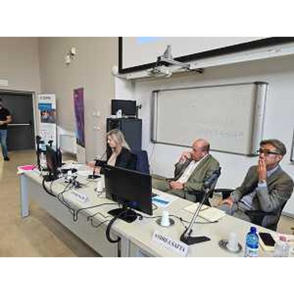 L'assessore regionaler Cristina Amirante interviene per spiegare il progetto di rigenerazione dell'area ex Tomadini sul quale lavoreranno gli studenti nel confronto di idee - L'assessore regionaler Cristina Amirante interviene per spiegare il progetto di rigenerazione dell'area ex Tomadini sul quale lavoreranno gli studenti nel confronto di idee