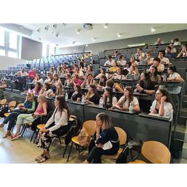 Gli studenti, alcuni anche dall'estero, nell'aula del polo universitario di Pordenone che partecipano al progetto europeo Summer Hacktown 2023 - Gli studenti, alcuni anche dall'estero, nell'aula del polo universitario di Pordenone che partecipano al progetto europeo Summer Hacktown 2023