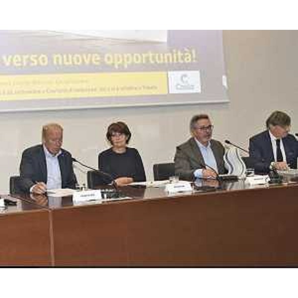 Oltre all'assessore Rosolen e al director public affairs di Costa Crociere Eric Gerritsen - Oltre all'assessore Rosolen e al director public affairs di Costa Crociere Eric Gerritsen