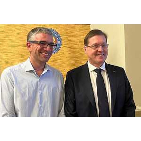 L'assessore alle Autonomie locali Pierpaolo Roberti con il presidente della Pallanuoto Trieste Enrico Samer. - L'assessore alle Autonomie locali Pierpaolo Roberti con il presidente della Pallanuoto Trieste Enrico Samer.