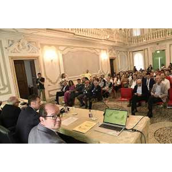 Il vicegovernatore Mario Anzil prima del suo intervento e il pubblico che ha assisitito alla presentazione del Festival del libro con gli autori - Il vicegovernatore Mario Anzil prima del suo intervento e il pubblico che ha assisitito alla presentazione del Festival del libro con gli autori