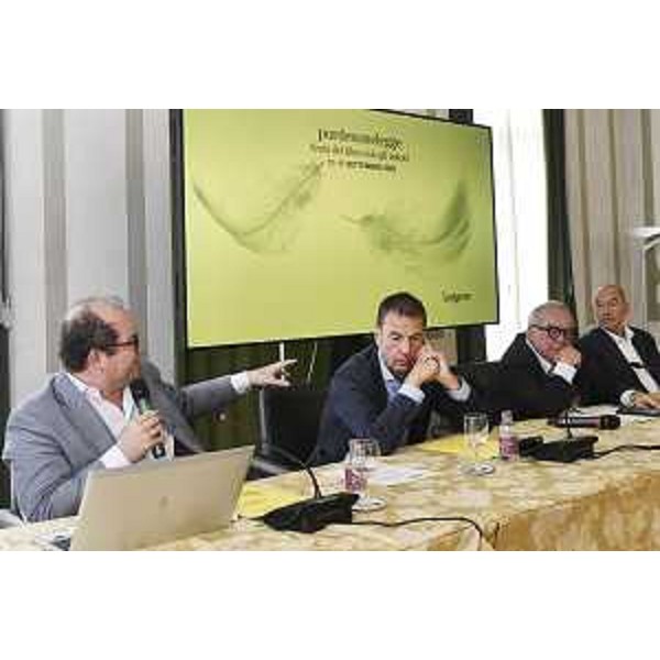 Il vicegovernatore con delega alla Cultura Mario Anzil durante il suo intervento alla presentazione del Festival Pordenonelegge - Il vicegovernatore con delega alla Cultura Mario Anzil durante il suo intervento alla presentazione del Festival Pordenonelegge