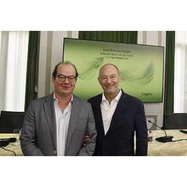 Il vicegovernatore della Regione Mario Anzil, a sinistra, con il direttore artistico del Festival Pordenonelegge Gian Mario Villalta - Il vicegovernatore della Regione Mario Anzil, a sinistra, con il direttore artistico del Festival Pordenonelegge Gian Mario Villalta