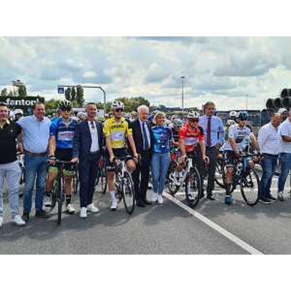 L'assessore Zilli a Rivoli di Osoppo per la partenza della seconda tappa del Giro del FVG under 23 - L'assessore Zilli a Rivoli di Osoppo per la partenza della seconda tappa del Giro del FVG under 23