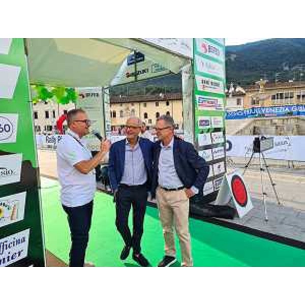 Lassessore regionale alle Risorse agroalimentari Stefano Zannier alla partenza ufficiale della 36esima edizione del Rally di Piancavallo - Lassessore regionale alle Risorse agroalimentari Stefano Zannier alla partenza ufficiale della 36esima edizione del Rally di Piancavallo