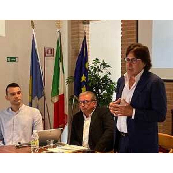 L'intervento dellassessore alle Attività produttive Sergio Emidio Bini al convegno "Il Distretto della sedia: dal patrimonio storico ai progetti futuri". - L'intervento dellassessore alle Attività produttive Sergio Emidio Bini al convegno "Il Distretto della sedia: dal patrimonio storico ai progetti futuri". 