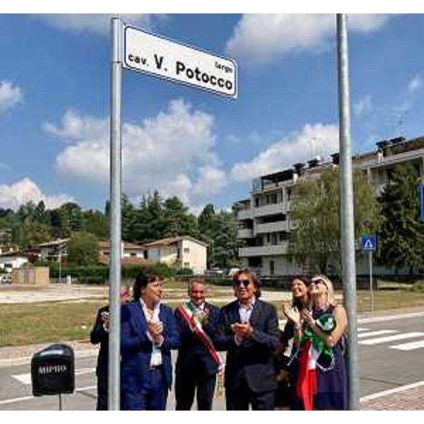 Un momento della cerimonia di intitolazione del nuovo largo, nella zona residenziale Borgo centro di Manzano, dedicata a Valerio Potocco. - Un momento della cerimonia di intitolazione del nuovo largo, nella zona residenziale Borgo centro di Manzano, dedicata a Valerio Potocco.