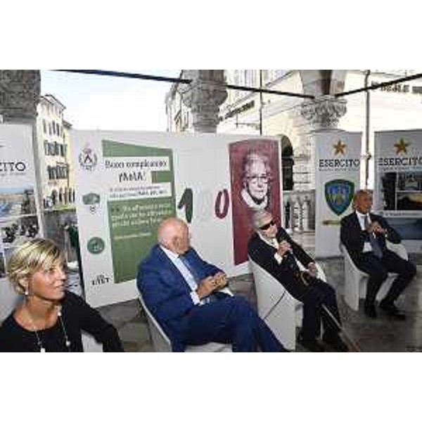 Gli ospiti della cerimonia organizzata dalla Brigata Alpjna Julia in collaborazione con il Comune di Udine nella Loggia del Lionello - Gli ospiti della cerimonia organizzata dalla Brigata Alpjna Julia in collaborazione con il Comune di Udine nella Loggia del Lionello