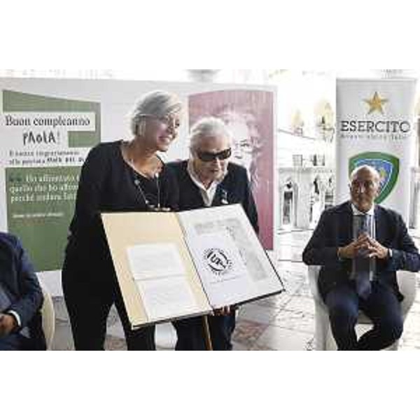 La consegna del dono a Paola Del Din - La consegna del dono a Paola Del Din