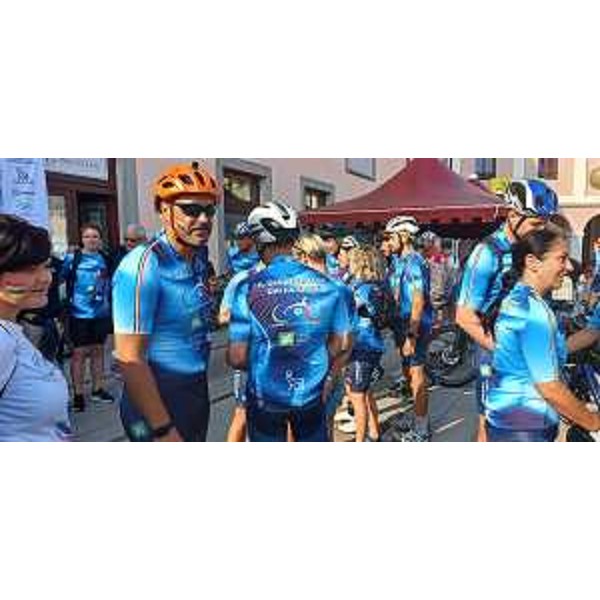 I ciclisti con la maglietta "Il diabete teme chi fa sport" - I ciclisti con la maglietta "Il diabete teme chi fa sport"