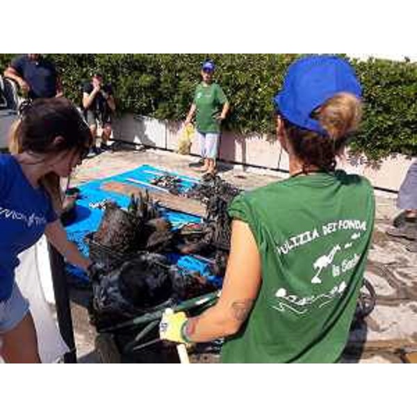 Il rifiuto più ingombrante pescato oggi in mare dai valontari dell'iniziativa "Pulizia dei fondali": un gabinetto. - Il rifiuto più ingombrante pescato oggi in mare dai valontari dell'iniziativa "Pulizia dei fondali": un gabinetto.