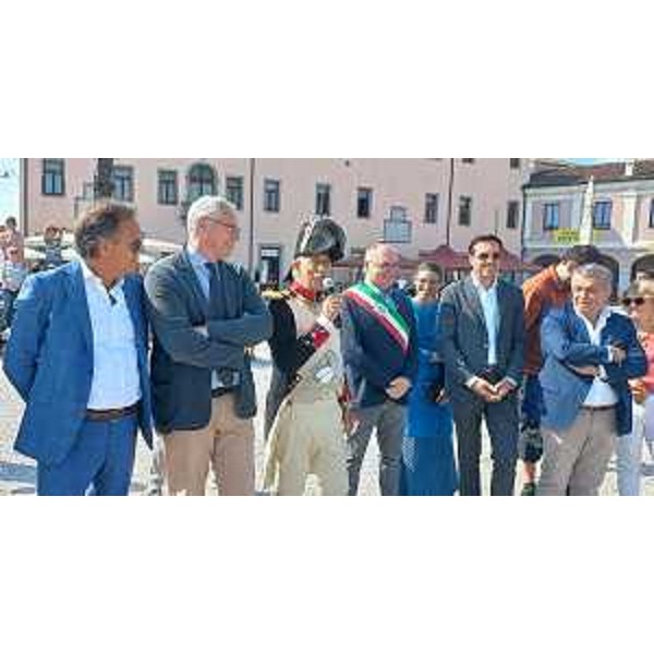 Il presidente Mauro Bordin (secondo da sinistra, a fianco del consigliere Mauro Di Bert) durante i discorsi ufficiali. Da destra si riconoscono i consiglieri Francesco Martines e Igor Treleani - Il presidente Mauro Bordin (secondo da sinistra, a fianco del consigliere Mauro Di Bert) durante i discorsi ufficiali. Da destra si riconoscono i consiglieri Francesco Martines e Igor Treleani