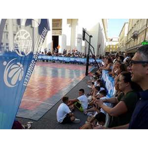 Folto pubblico in piazza Ponterosso per il torneo organizzato da Azzurra Basket. - Folto pubblico in piazza Ponterosso per il torneo organizzato da Azzurra Basket. 