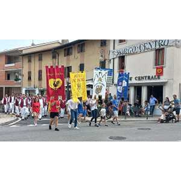 Il corteo con le insegne dei borghi - Il corteo con le insegne dei borghi