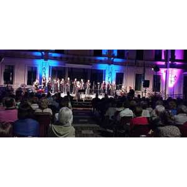 Un momento del concerto di The NuVoices Project ieri sera a Talmassons - Un momento del concerto di The NuVoices Project ieri sera a Talmassons