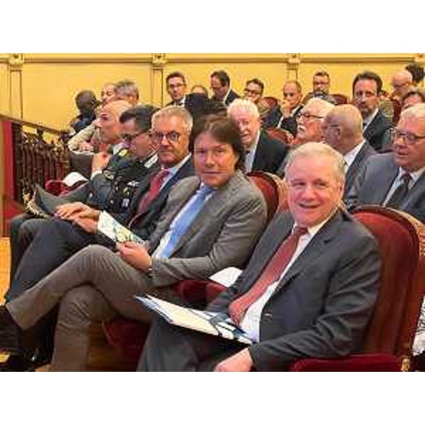 L'assessore Sergio Emidio Bini con alla destra il governatore della Banca d'Italia Ignazio Visco - L'assessore Sergio Emidio Bini con alla destra il governatore della Banca d'Italia Ignazio Visco