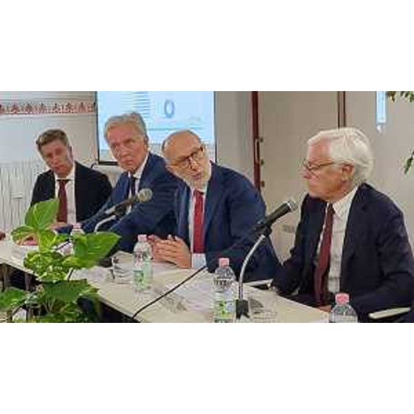 L'assessore regionale alla Salute Riccardo Riccardi (secondo da destra nella foto) alla presentazione dell'Ospedale di comunità negli spazi dell'Itis di Trieste - L'assessore regionale alla Salute Riccardo Riccardi (secondo da destra nella foto) alla presentazione dell'Ospedale di comunità negli spazi dell'Itis di Trieste