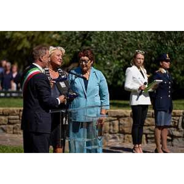 Il sindaco Polidori consegna una targa ai familiari di Eddie Walter Max Cosina - Il sindaco Polidori consegna una targa ai familiari di Eddie Walter Max Cosina 