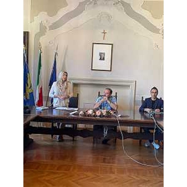 L'assessore regionale Cristina Amirante durante l'incontro in municipio con il sindaco di Pontebba Ivan Buzzi - L'assessore regionale Cristina Amirante durante l'incontro in municipio con il sindaco di Pontebba Ivan Buzzi