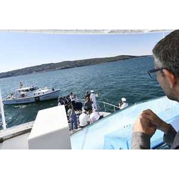 Lassessore regionale alle Autonomie locali e sicurezza Pierpaolo Roberti durante la cerimonia organizzata dal Gruppo di Trieste dellAssociazione nazionale marinai dItalia e dalla Capitaneria di Porto Guardia Costiera di Trieste per la Giornata della Memoria dei Marinai scomparsi in mare, nel corso della quale una corona di fiori è stata deposta nelle acque del golfo di Trieste. - Lassessore regionale alle Autonomie locali e sicurezza Pierpaolo Roberti durante la cerimonia organizzata dal Gruppo di Trieste dellAssociazione nazionale marinai dItalia e dalla Capitaneria di Porto Guardia Costiera di Trieste per la Giornata della Memoria dei Marinai scomparsi in mare, nel corso della quale una corona di fiori è stata deposta nelle acque del golfo di Trieste.