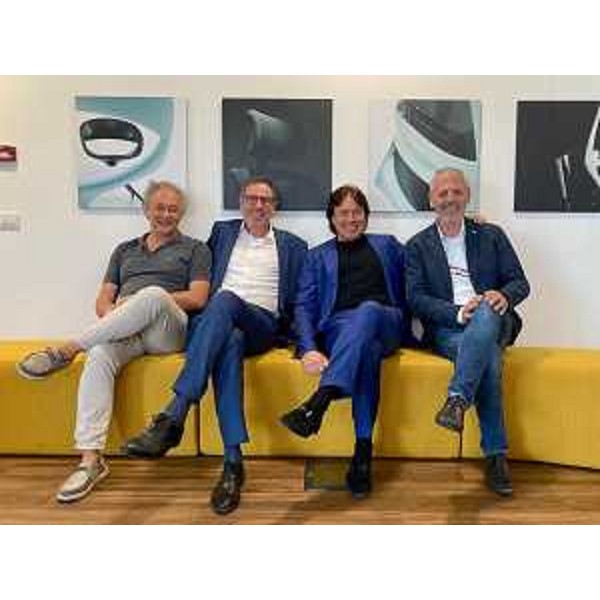 L'assessore Bini (terzo da sinistra), con il fondatore di Linea Fabbrica Lucio Zamò, il presidente Massimiliano Zamò e il vicepresidente Laurino Zuccolo - L'assessore Bini (terzo da sinistra), con il fondatore di Linea Fabbrica Lucio Zamò, il presidente Massimiliano Zamò e il vicepresidente Laurino Zuccolo