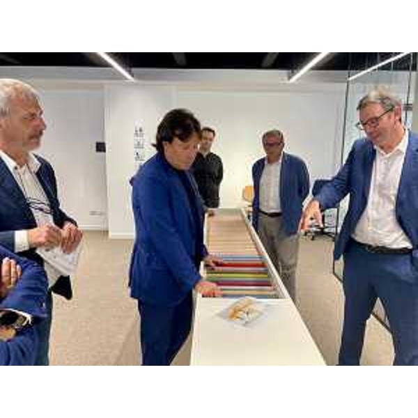 L'assessore Bini in un momento della visita all'azienda Linea Fabbrica di Manzano - L'assessore Bini in un momento della visita all'azienda Linea Fabbrica di Manzano