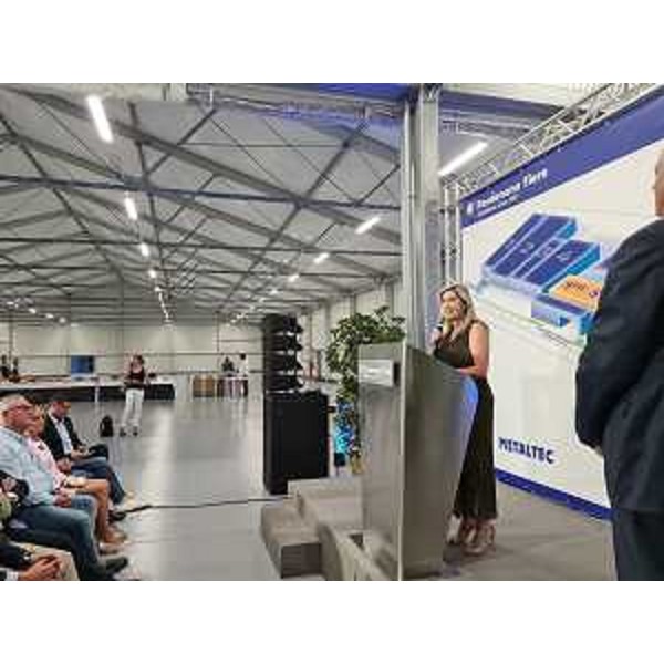 L'assessore regionale alle Infrastrutture Cristina Amirante sul palco all'interno dei due nuovi padiglioni inaugurati da Pordenone Fiere nel quartiere espositivo - L'assessore regionale alle Infrastrutture Cristina Amirante sul palco all'interno dei due nuovi padiglioni inaugurati da Pordenone Fiere nel quartiere espositivo