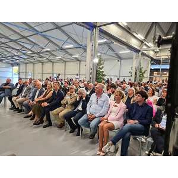 L'assessore regionale Cristina Amirante tra le autorità e il pubblico nella sala allestita per l'inaugurazione dei nuovi padiglioni nel quartiere fieristico pordenonese - L'assessore regionale Cristina Amirante tra le autorità e il pubblico nella sala allestita per l'inaugurazione dei nuovi padiglioni nel quartiere fieristico pordenonese