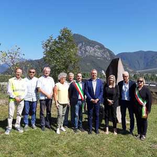 L'assessore Amirante (terza da destra) alla posa della prima pietra dei lavori per la realizzazione della rotatoria di Verzegnis - L'assessore Amirante (terza da destra) alla posa della prima pietra dei lavori per la realizzazione della rotatoria di Verzegnis