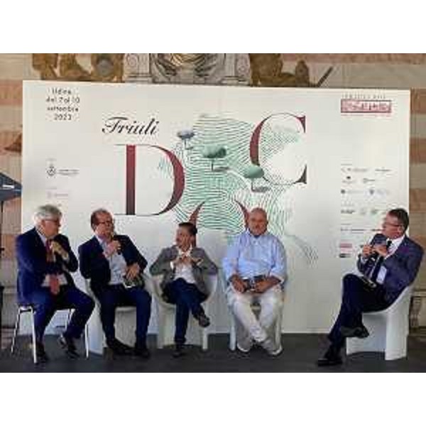 Il vice governatore con delega a Cultura e sport Mario Anzil alla presentazione della guida turistica di Repubblica dedicata a sport e vacanze outdoor in Friuli Venezia Giulia - Il vice governatore con delega a Cultura e sport Mario Anzil alla presentazione della guida turistica di Repubblica dedicata a sport e vacanze outdoor in Friuli Venezia Giulia