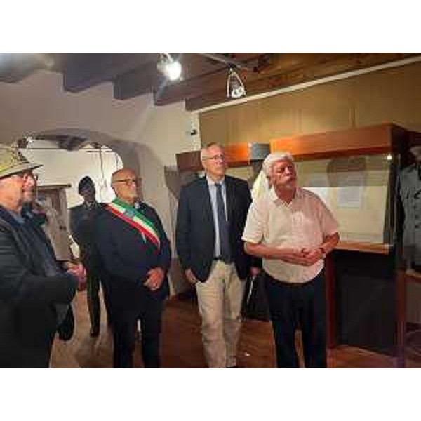l presidente del Consiglio regionale, Mauro Bordin, durante la visita della mostra "I soldati di San Lorenzo nella Seconda Guerra mondiale" - l presidente del Consiglio regionale, Mauro Bordin, durante la visita della mostra "I soldati di San Lorenzo nella Seconda Guerra mondiale"
