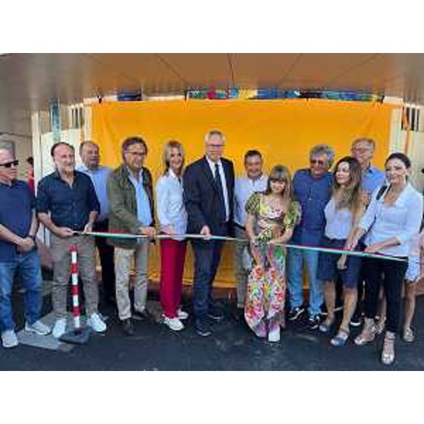 Il presidente del Consiglio regionale del Fvg, Mauro Bordin, durante il taglio del nastro del nuovo mosaico posizionato a Lignano Pineta - Il presidente del Consiglio regionale del Fvg, Mauro Bordin, durante il taglio del nastro del nuovo mosaico posizionato a Lignano Pineta