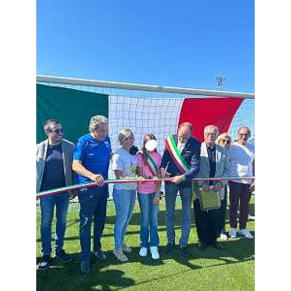 Al centro l'assessore regionale Barbara Zilli al momento del taglio del nastro - Al centro l'assessore regionale Barbara Zilli al momento del taglio del nastro