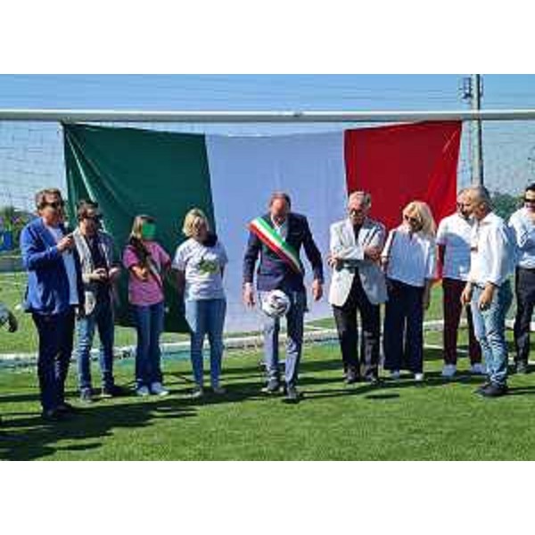 L'assessore Barbara Zilli assiste al palleggio del sindaco di Artegna Alessandro Marangoni - L'assessore Barbara Zilli assiste al palleggio del sindaco di Artegna Alessandro Marangoni