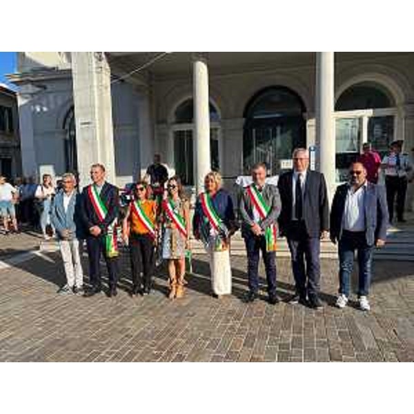 Le autorità che hanno partecipato alla kermesse Ambima davanti al municipio di Monfalcone - Le autorità che hanno partecipato alla kermesse Ambima davanti al municipio di Monfalcone