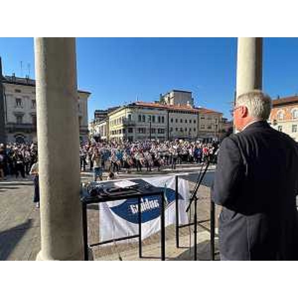 Il presidente del Cr Fvg, Mauro Bordin, interviene davanti ai 500 musicisti Ambima - Il presidente del Cr Fvg, Mauro Bordin, interviene davanti ai 500 musicisti Ambima