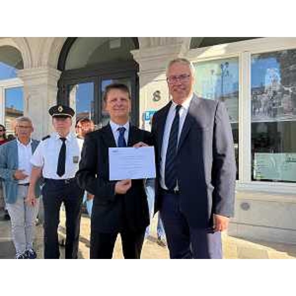 Il presidente del Cr Fvg, Mauro Bordin, premia la Banda Civica Città di Monfalcone - Il presidente del Cr Fvg, Mauro Bordin, premia la Banda Civica Città di Monfalcone