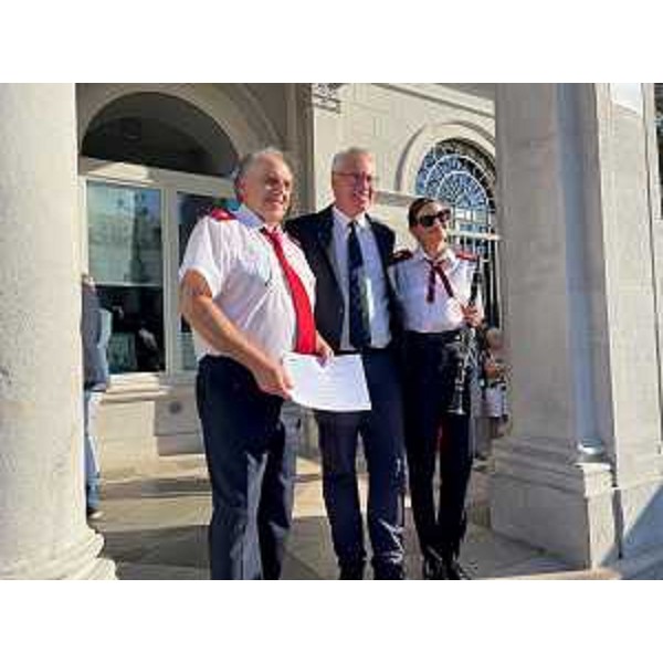 Il presidente del Cr Fvg, Mauro Bordin, premia la Filarmonica Sanvitese - Il presidente del Cr Fvg, Mauro Bordin, premia la Filarmonica Sanvitese