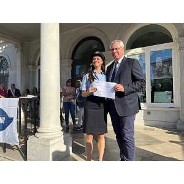 Il presidente del Cr Fvg, Mauro Bordin, premia la Filarmonica di Bagnarola - Il presidente del Cr Fvg, Mauro Bordin, premia la Filarmonica di Bagnarola 