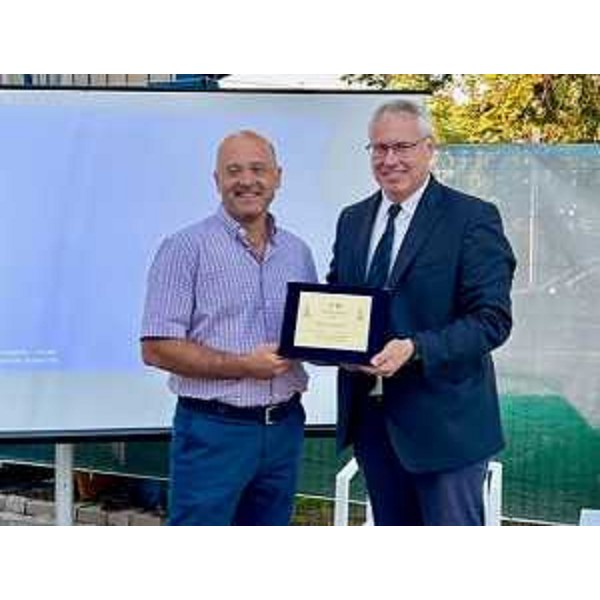 Il presidente del Cr Fvg, Mauro Bordin, consegna un riconoscimento alla Cantina Terre Rosse - Il presidente del Cr Fvg, Mauro Bordin, consegna un riconoscimento alla Cantina Terre Rosse