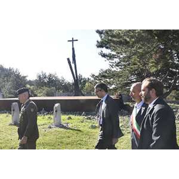 L'assessore regionale Pierpaolo Roberti (secondo da sinistra nella foto) alla Foiba di Basovizza - L'assessore regionale Pierpaolo Roberti (secondo da sinistra nella foto) alla Foiba di Basovizza